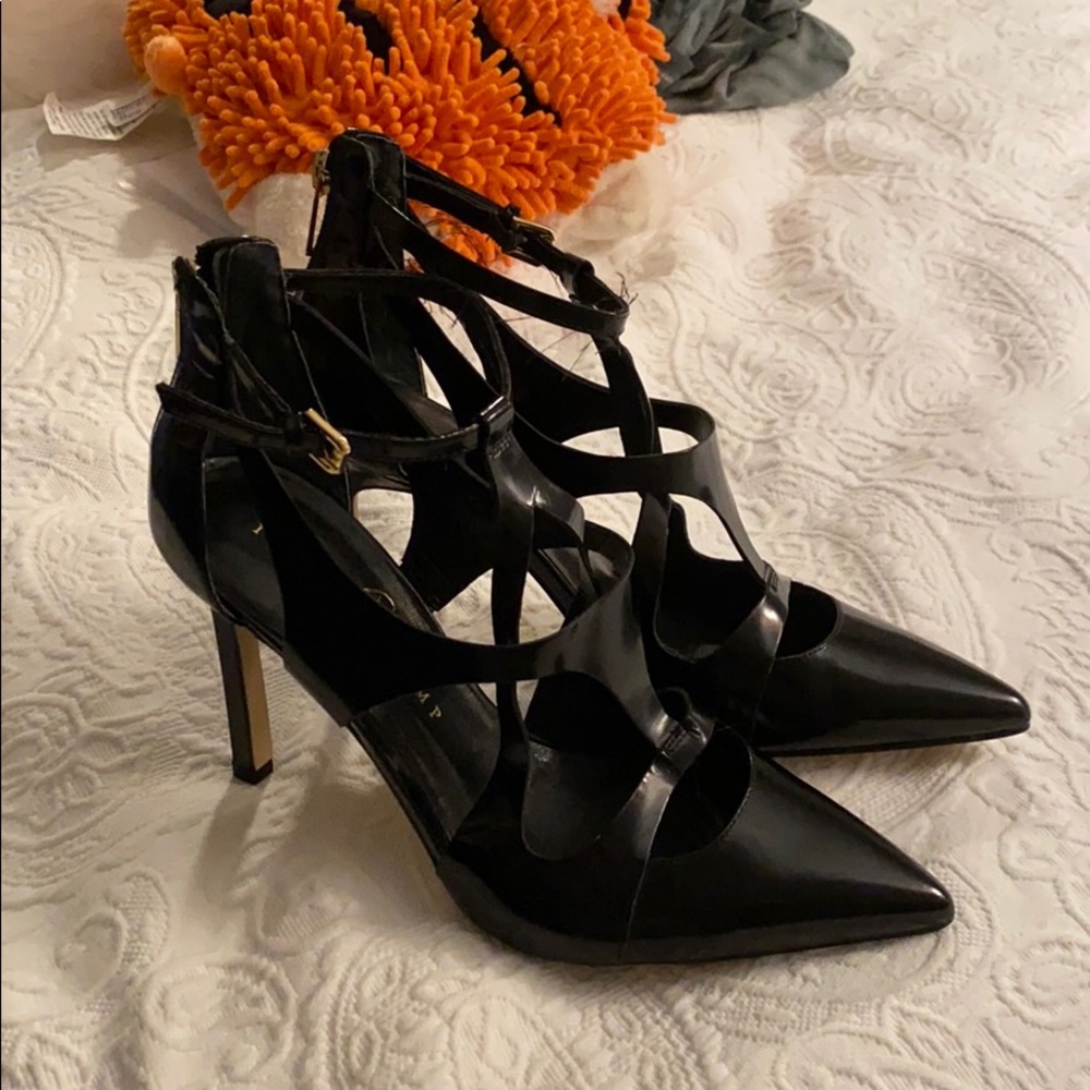 Ivanka Trump black pumps